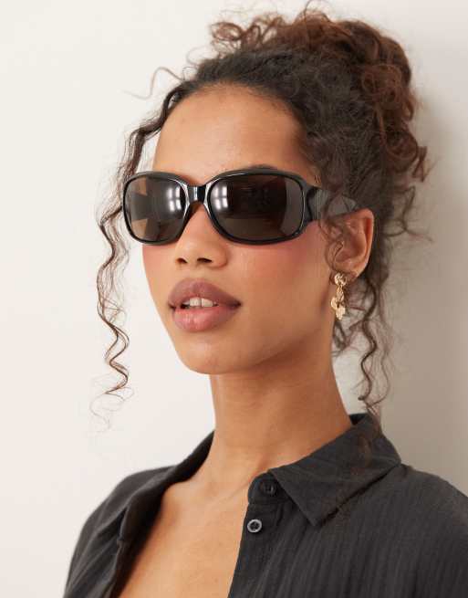 Jeepers Peepers - Sorte oversized tætsiddende racer-solbriller med brune glas