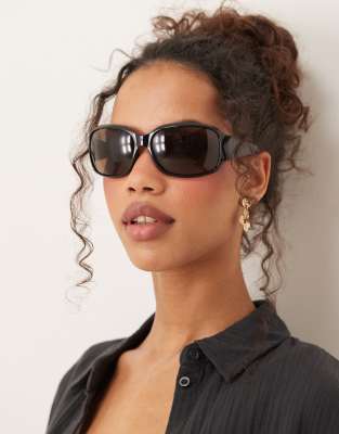 Jeepers Peepers - Überdimensionale Racer-Sonnenbrille in Schwarz mit braunen Gläsern und Wraparound-Gestell