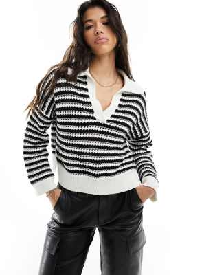 Jersey a rayas negras con cuello de pico de punto calado de Abercrombie & Fitch