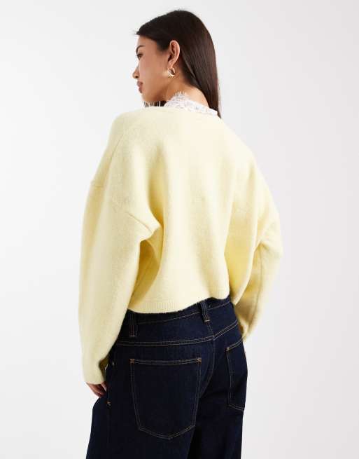 Jersey amarillo pastel con cuello de pico y ribete de encaje de ASOS DESIGN, 2 de 4