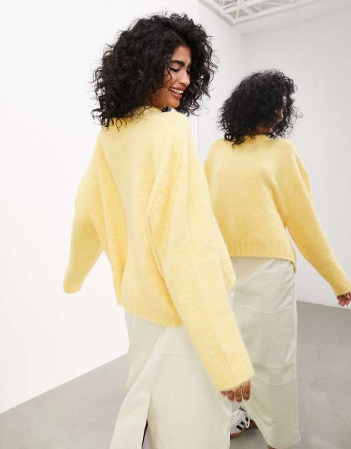 Jersey amarillo vainilla extragrande con cuello redondo de punto de ASOS EDITION, 3 de 4