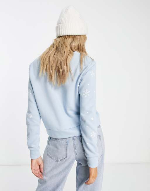 Jersey azul con diseño de copos de nieve y texto "Merry kissmas" de Only, 3 de 4
