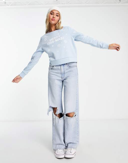 Jersey azul con diseño de copos de nieve y texto "Merry kissmas" de Only, 4 de 4