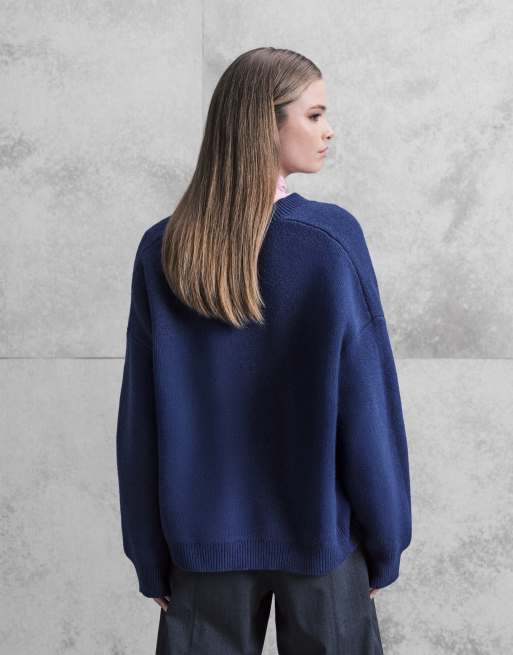 Jersey azul marino estructurado de corte cuadrado extragrande con cuello de pico de ASOS DESIGN, 4 de 4