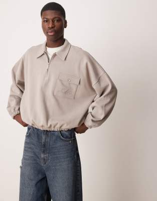 Jersey beis leche de corte cuadrado extragrande con cuello tipo polo y bolsillo bordado de ASOS DESIGN