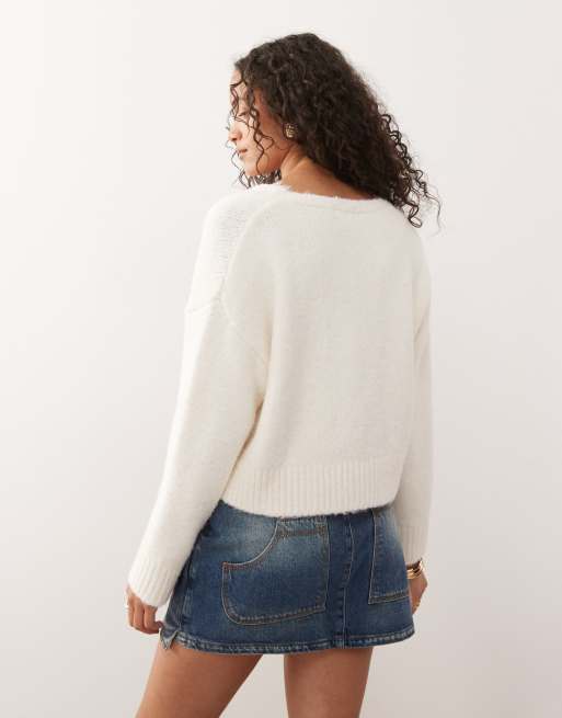 Jersey blanco hueso con cuello de pico de punto con ribete de encaje de Monki, 2 de 4