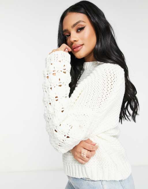 Jersey blanco hueso con detalle de pompones de NA-KD