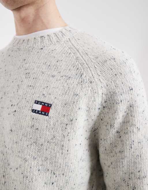 Jersey blanco moteado con logo de bandera en el pecho de Tommy Jeans, 5 de 5