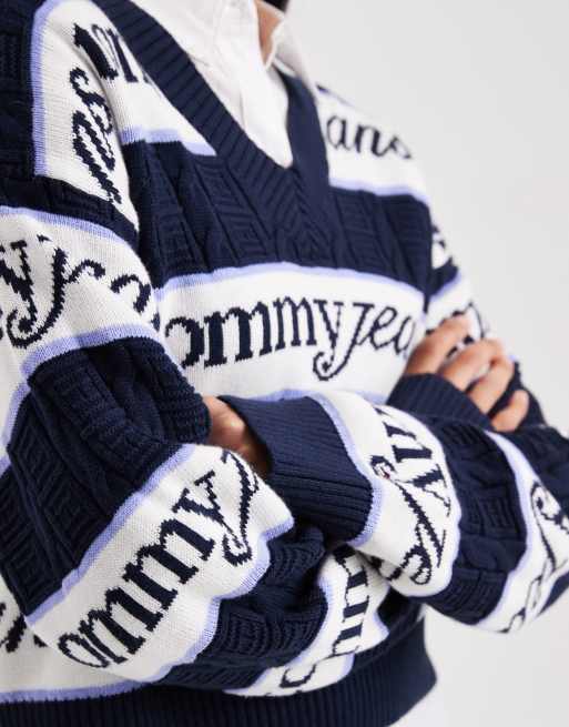 Jersey blanco y azul a rayas con logo y cuello de pico de Tommy Jeans, 3 de 4