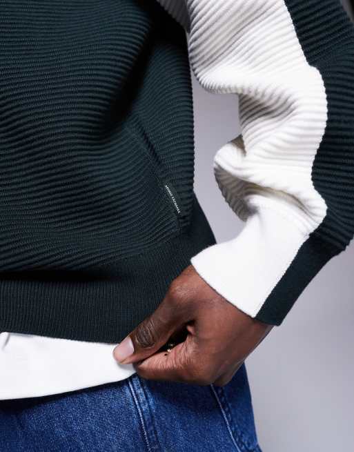 Jersey blanco y azul marino con diseño color block de punto de Armani Exchange, 2 de 4