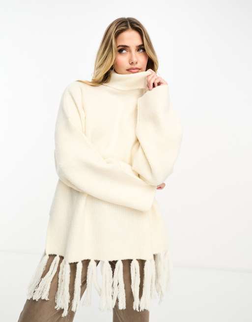 Jersey color crema con cuello alzado y bajo con borlas de Miss Selfridge