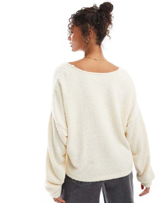 Jersey color crema con cuello de pico de punto de bouclé mullido de ASOS DESIGN, 3 de 4