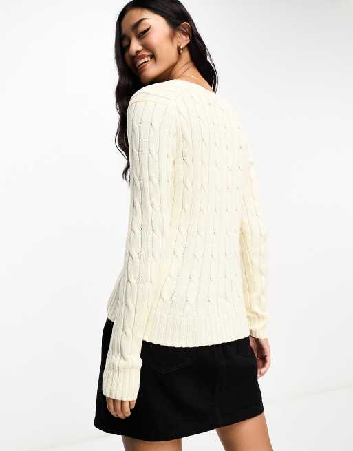 Jersey color crema con cuello de pico y logo de punto de ochos de