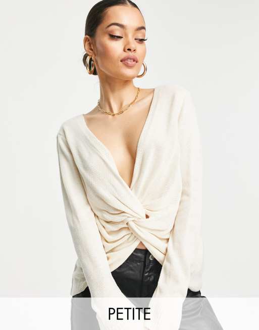 Jersey color crema con detalle retorcido en la parte delantera de punto de Missguided Petite