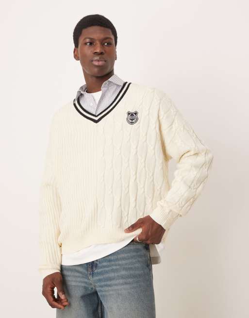 Jersey color crema de corte cuadrado extragrande con emblema universitario y ribetes en contraste de punto de ochos de ASOS DESIGN