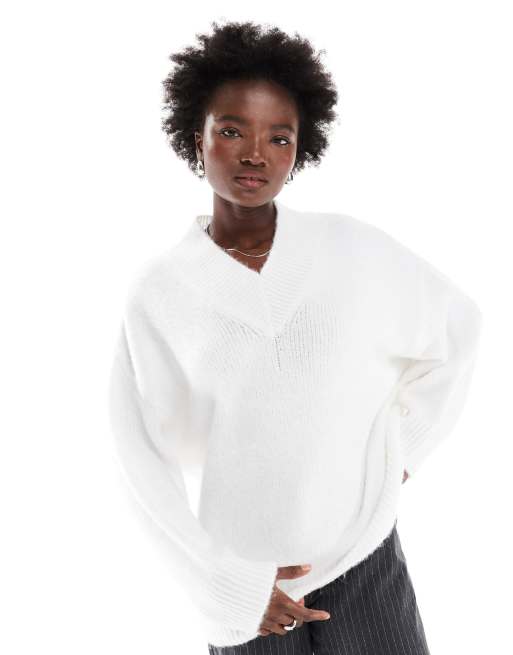 Jersey color crema extragrande con cuello de pico de punto de hilo mullido de ASOS DESIGN
