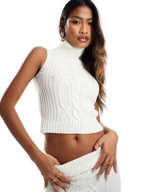 Jersey color crema sin mangas con cuello vuelto de punto de ochos de In The Style (parte de un conjunto)