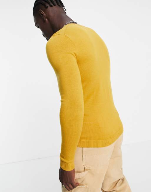 Jersey color mostaza ajustado con cuello redondo de lana de merino de ASOS DESIGN, 2 de 4
