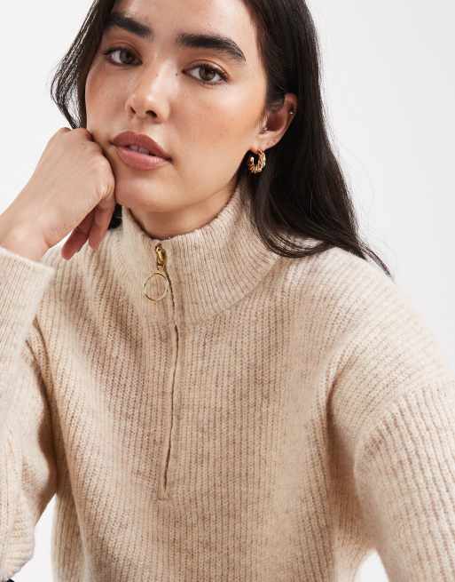Jersey color piedra con cuello alto y media cremallera de ONLY, 4 de 4