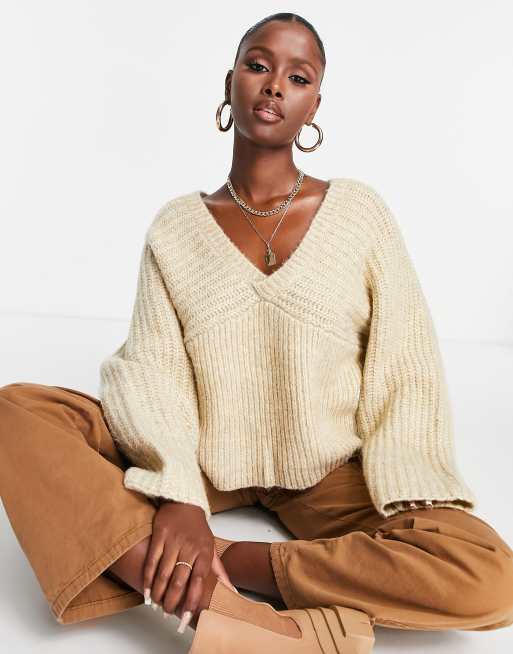 Jersey color piedra con cuello de pico y detalles de punto mullido de Missguided