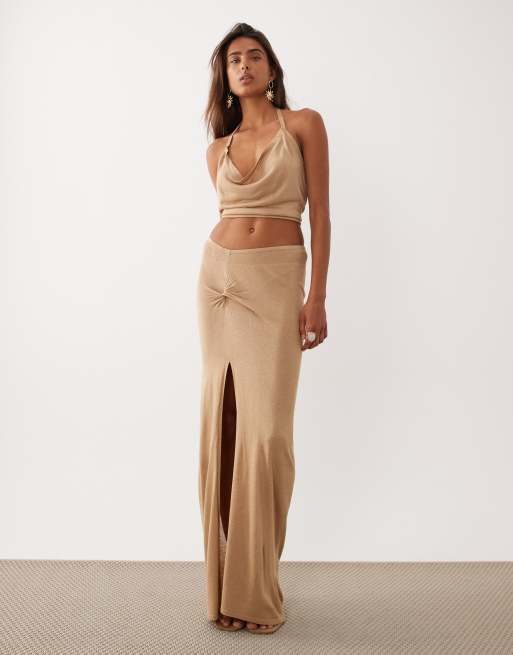 Jersey dorado con cuello halter de punto con purpurina de Miss Selfridge, 2 de 4