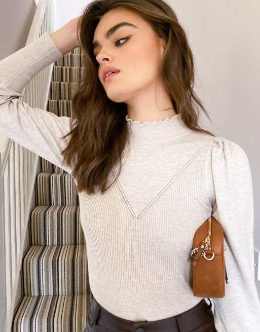 Jersey en color crema con cuello con cuello con volantes de River Island