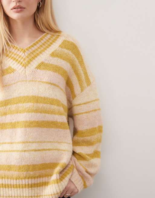 Jersey extragrande a rayas beis y amarillas con cuello de pico de Monki, 2 de 4