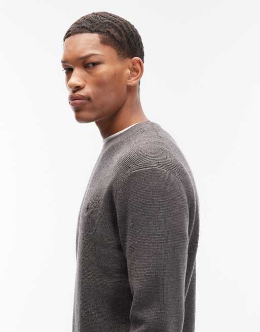 Jersey gris carbón con cuello redondo y logo de punto gofrado de AllSaints, 3 de 5