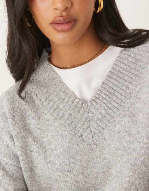 Jersey gris claro con cuello de pico de tejido suave de Brave Soul, 2 de 4