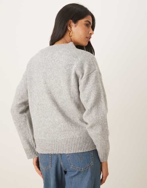 Jersey gris claro con cuello de pico de tejido suave de Brave Soul, 4 de 4