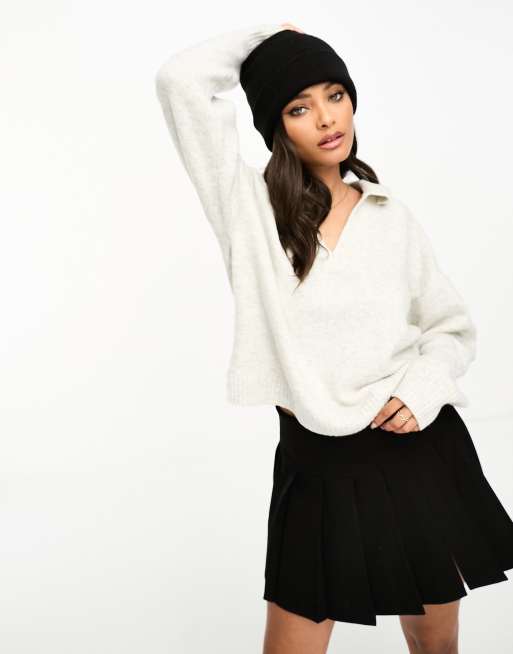 Jersey gris claro melange con cuello de pico y solapas tipo polo de punto de Monki