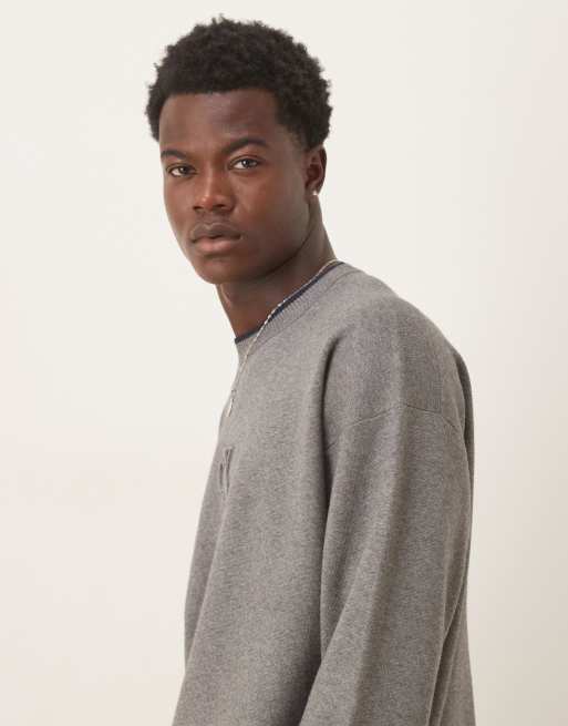 Jersey gris con logo en relieve en el centro de Calvin Klein Jeans, 4 de 5
