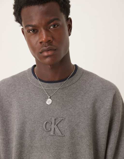 Jersey gris con logo en relieve en el centro de Calvin Klein Jeans, 5 de 5