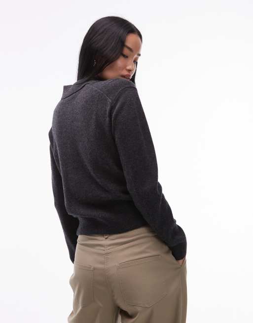 Jersey gris oscuro melange con cuello tipo polo con tapeta larga de punto de lana de ARKET, 3 de 4