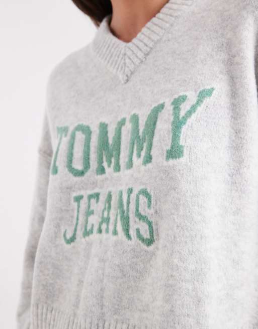 Jersey gris y verde de estilo universitario con cuello de pico de Tommy Jeans, 4 de 4