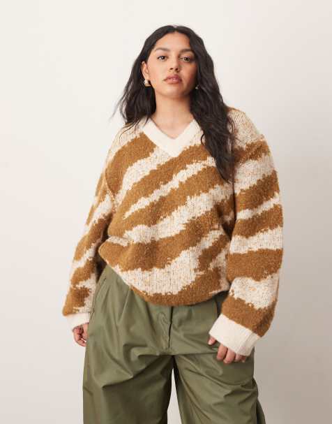 Jersey marrón caramelo y color crema extragrande con estampado de tigre, cuello de pico y bajo redondeado de intarsia de ARRANGE Curve - view 1