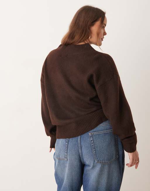 Jersey marrón chocolate con cuello de pico de tejido suave de Brave Soul Plus, 4 de 4
