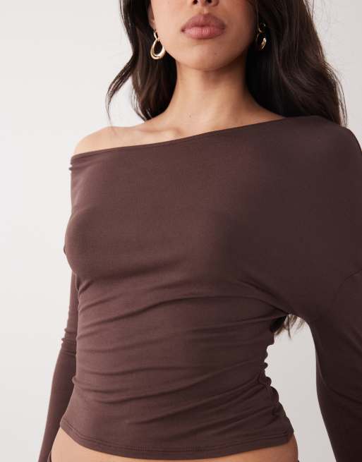 Jersey marrón chocolate con hombro descubierto holgado de ASOS DESIGN (parte de un conjunto), 3 de 4