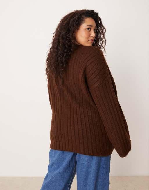 Jersey marrón chocolate de corte alargado con cuello redondo de canalé de ASOS DESIGN Curve, 2 de 4