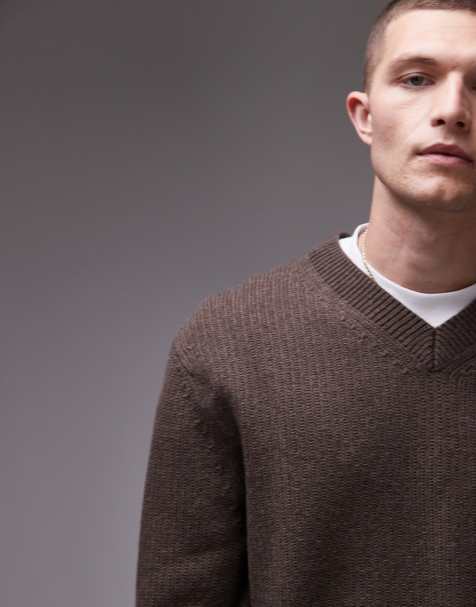 Jersey marrón con cuello de pico de punto de canalé de ARKET - view 1