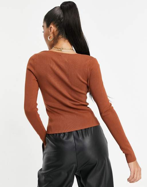 Jersey marrón con detalle de copas fruncidas de ASOS DESIGN, 2 de 4