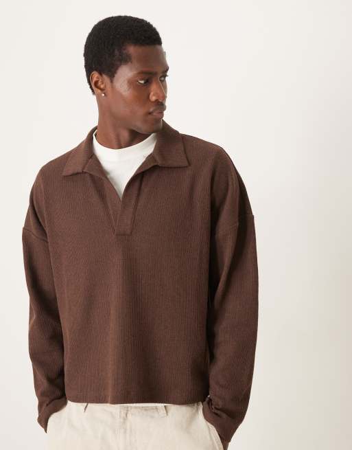 Jersey marrón extragrande con cuello tipo polo y hombros caídos de punto ligero texturizado de ASOS DESIGN