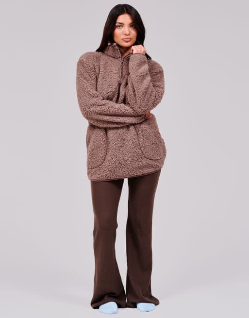 Jersey marrón moca con cremallera corta y bolsillos de borreguito de Loungeable, 2 de 5