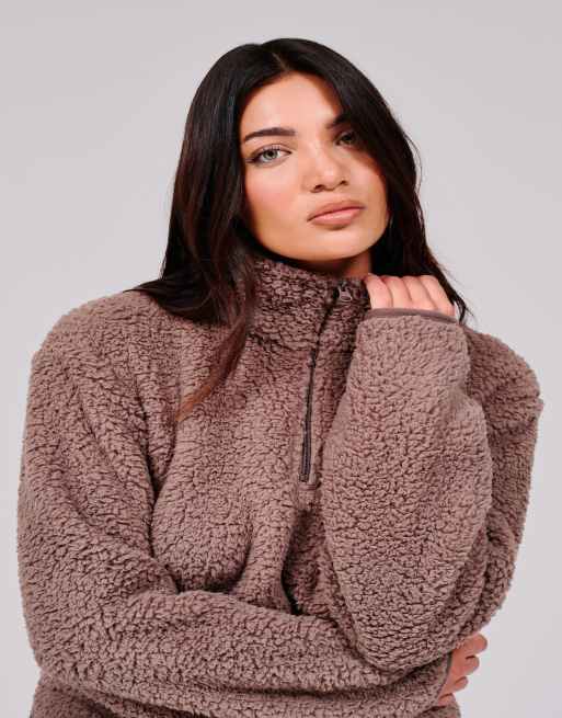 Jersey marrón moca con cremallera corta y bolsillos de borreguito de Loungeable, 3 de 5