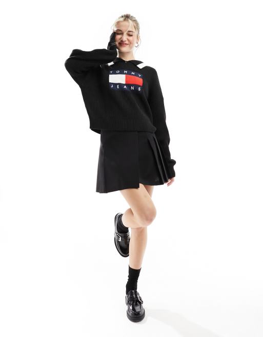 Jersey negro con cuello de solapas y detalle de bandera de Tommy Jeans