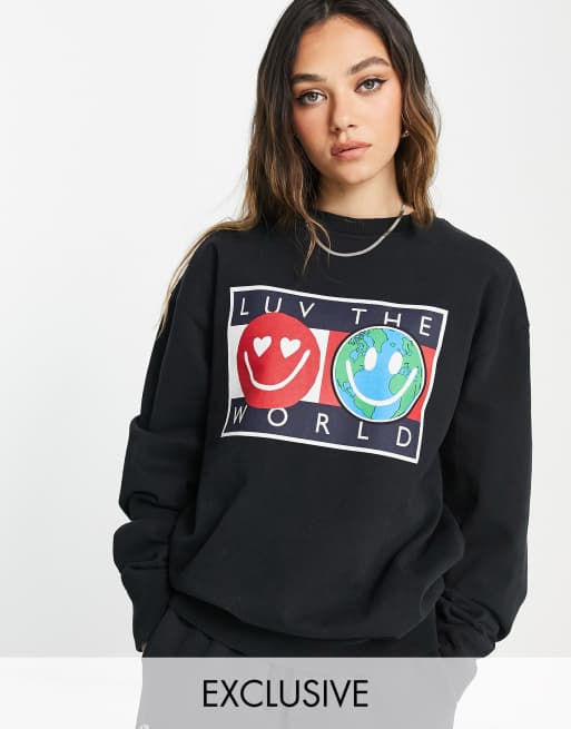 Conjunto negro de jersey de cuello redondo y jogger Luv The World de Tommy Jeans, 2 de 3