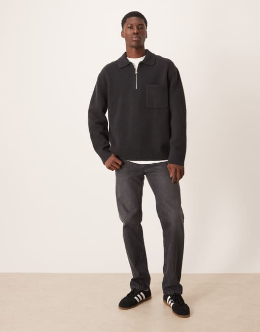 Jersey negro lavado extragrande con media cremallera y cuello tipo polo de lana de ARKET, 2 de 5