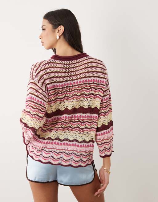 Jersey rosa a rayas multicolores con hombros caídos de croché Walking On Sunshine de Kiwi & Co, 3 de 4