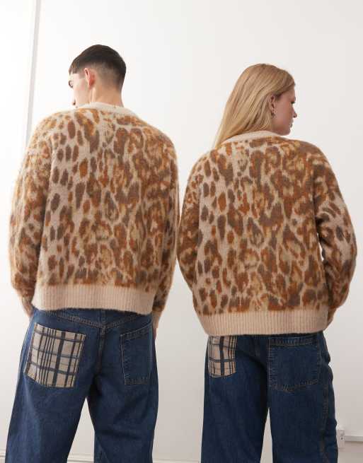 Jersey unisex de corte cuadrado con estampado de leopardo y cuello redondo de Reclaimed Vintage, 2 de 4