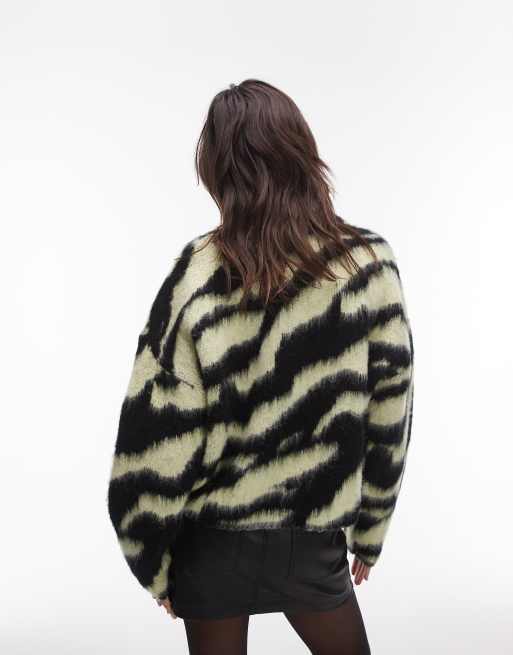 Jersey verde con estampado de cebra y cuello de pico de punto mullido de Topshop, 3 de 4